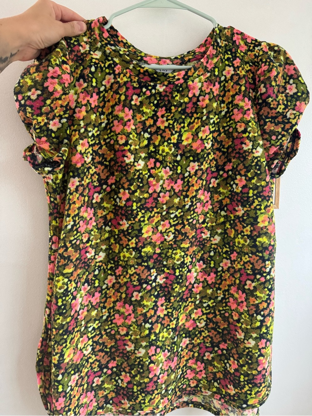 Crown & Ivy Floral Puff-Sleeve Tee in Pink & Green